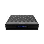 GloriaForce Prime Expanded — Zwarte mediabox schuin van voren en bovenaf gezien, met honingraatpatroon op de bovenzijde en blauw verlicht display.
