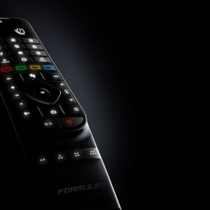 Close-up van de verlichte Formuler GTV-BT3 afstandsbediening