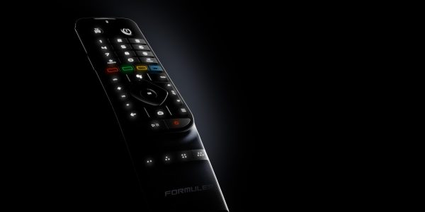 Close-up van de verlichte Formuler GTV-BT3 afstandsbediening