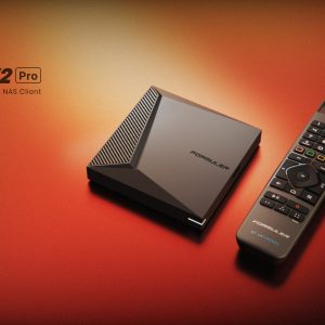 Formuler Z12 Pro mediaspeler met afstandsbediening op oranje achtergrond