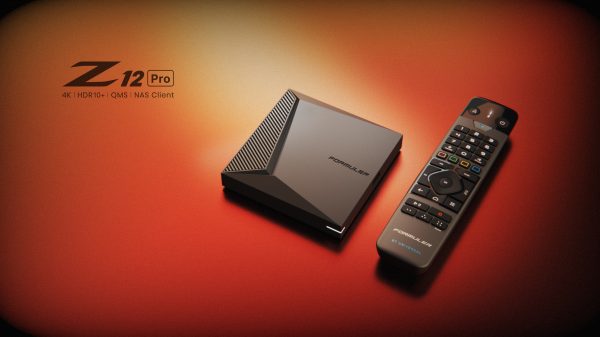 Formuler Z12 Pro mediaspeler met afstandsbediening op oranje achtergrond
